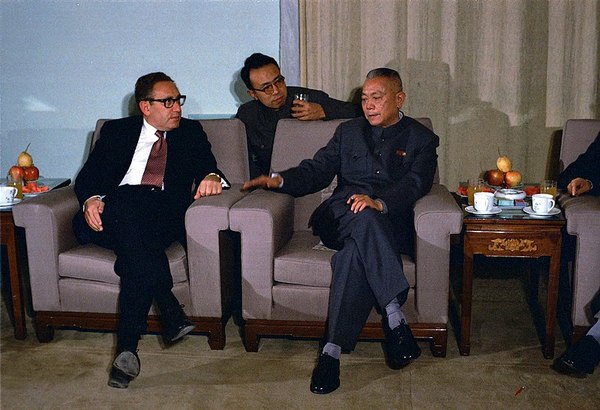 Henry Kissinger pije herbaty podczas wizyty w Chinach 1972