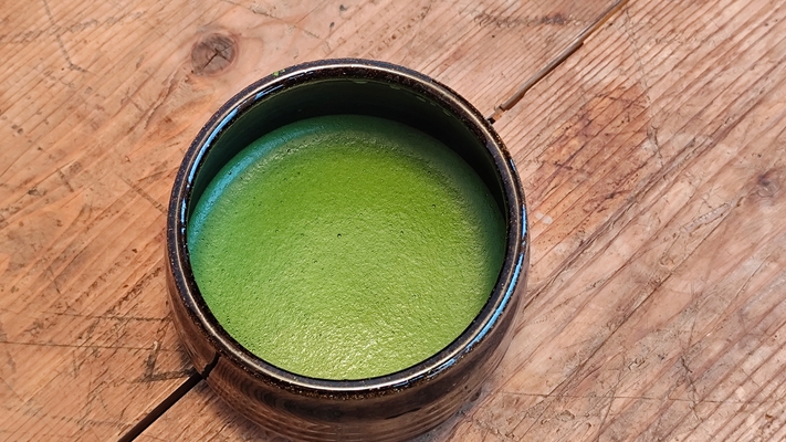 chawan z przygotowaną herbatą matcha