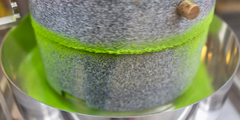 matcha podczas mielenia w kamiennych żarnach